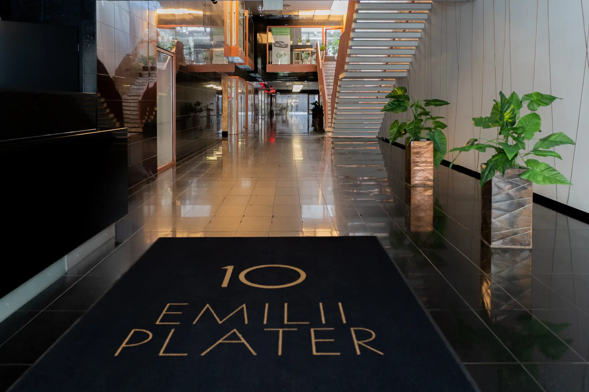 Plater Premium Apartments Warszawa - wejście do budynku Emilii Plater 10